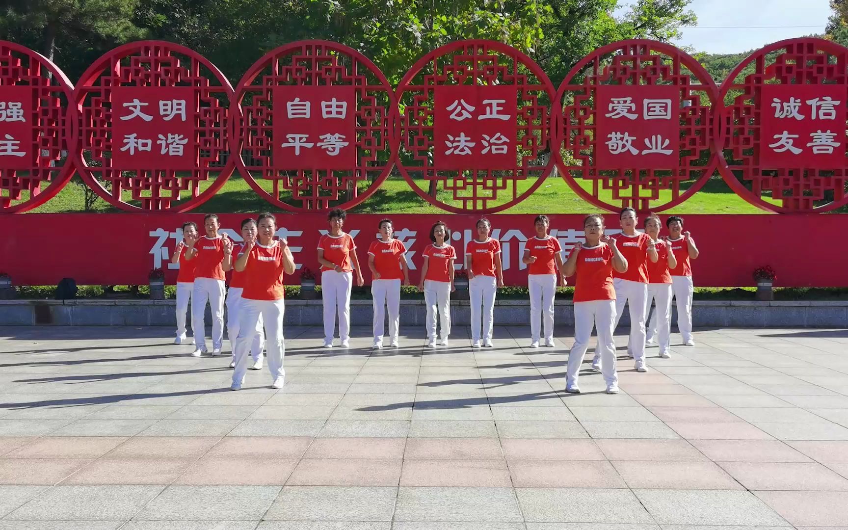 [图]中老年广场舞《活力中国》现场变队形排练，最大年龄71岁