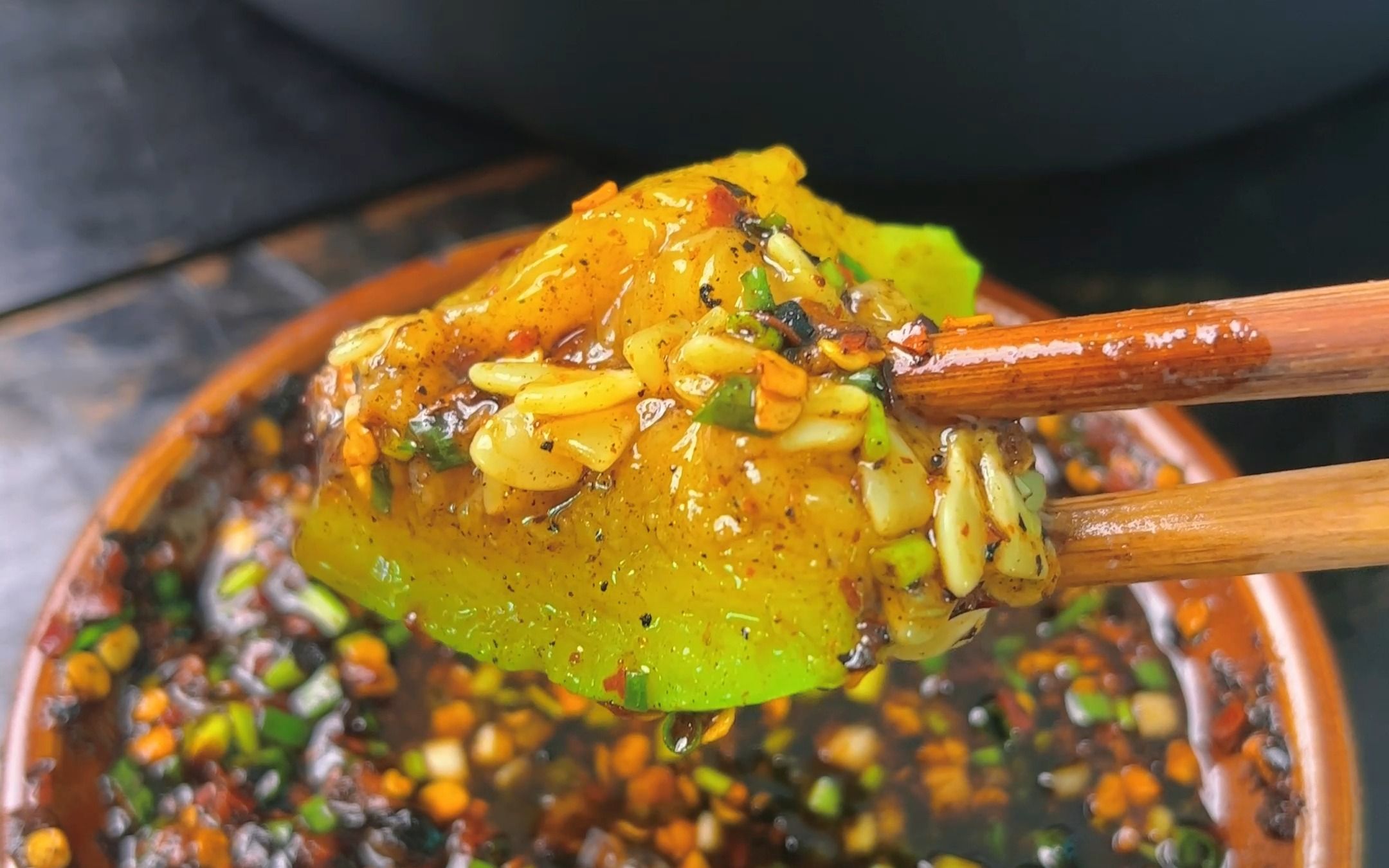 有了这碗好吃的糊辣椒蘸水,就算是普通的素瓜豆,也可以吃上两碗饭.