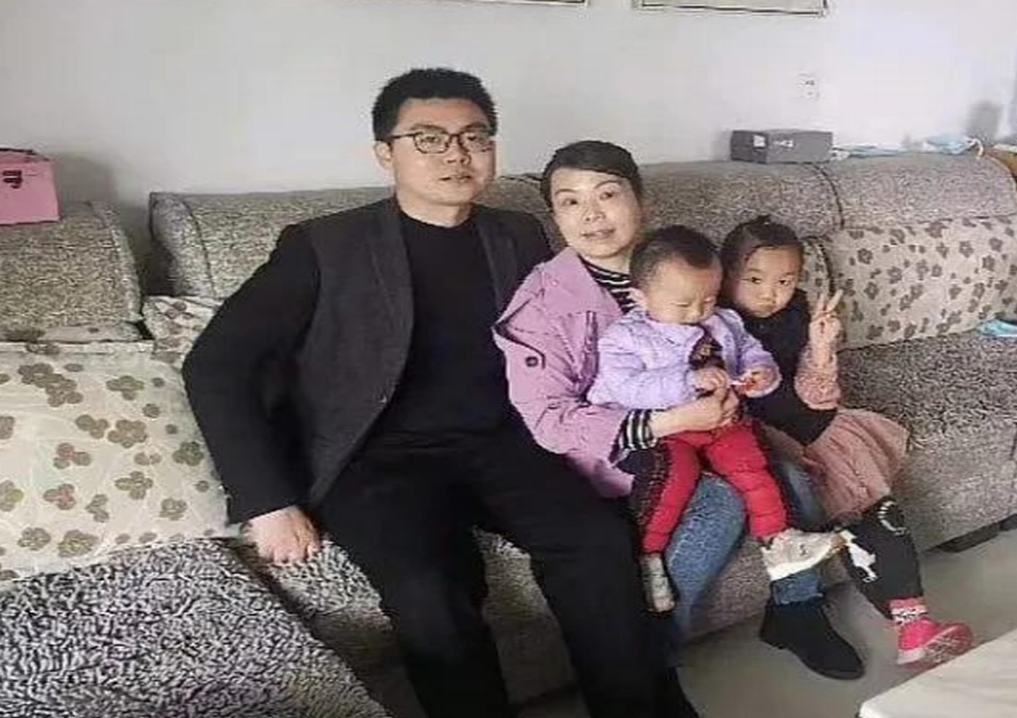 杜新枝描述当年出院时的场景,他和许敏一同出院郭威头上有疤痕
