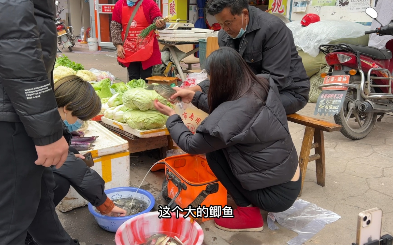 [图]卷毛哥带着七二娃上街卖鱼，全程话都不说，能卖出去鱼吗