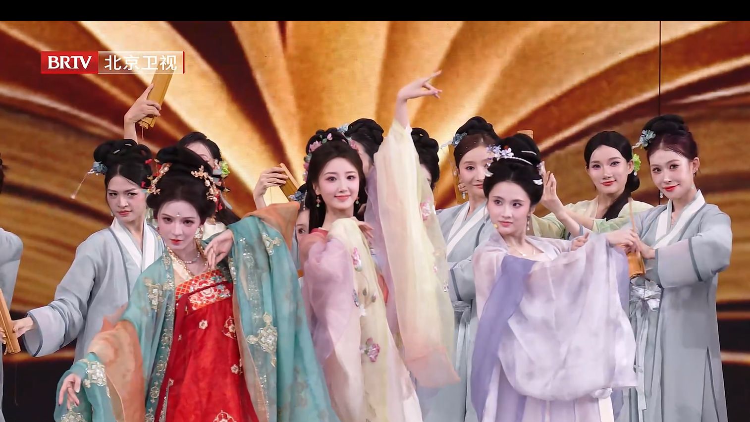 《她从诗中来》 毛晓彤、张慧雯、张予曦、刘端端【2026美好奇妙夜】20261011_215447