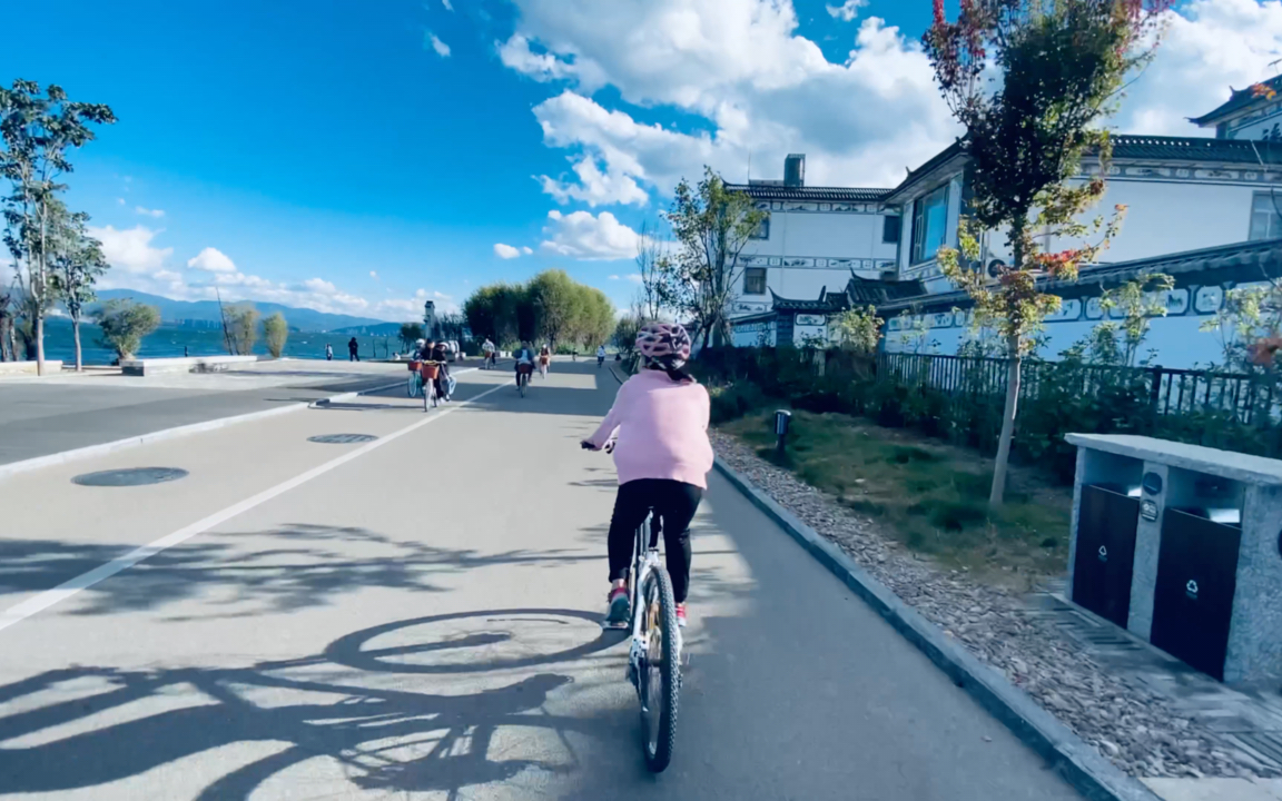 带着女朋友来洱海生态廊道骑车吧