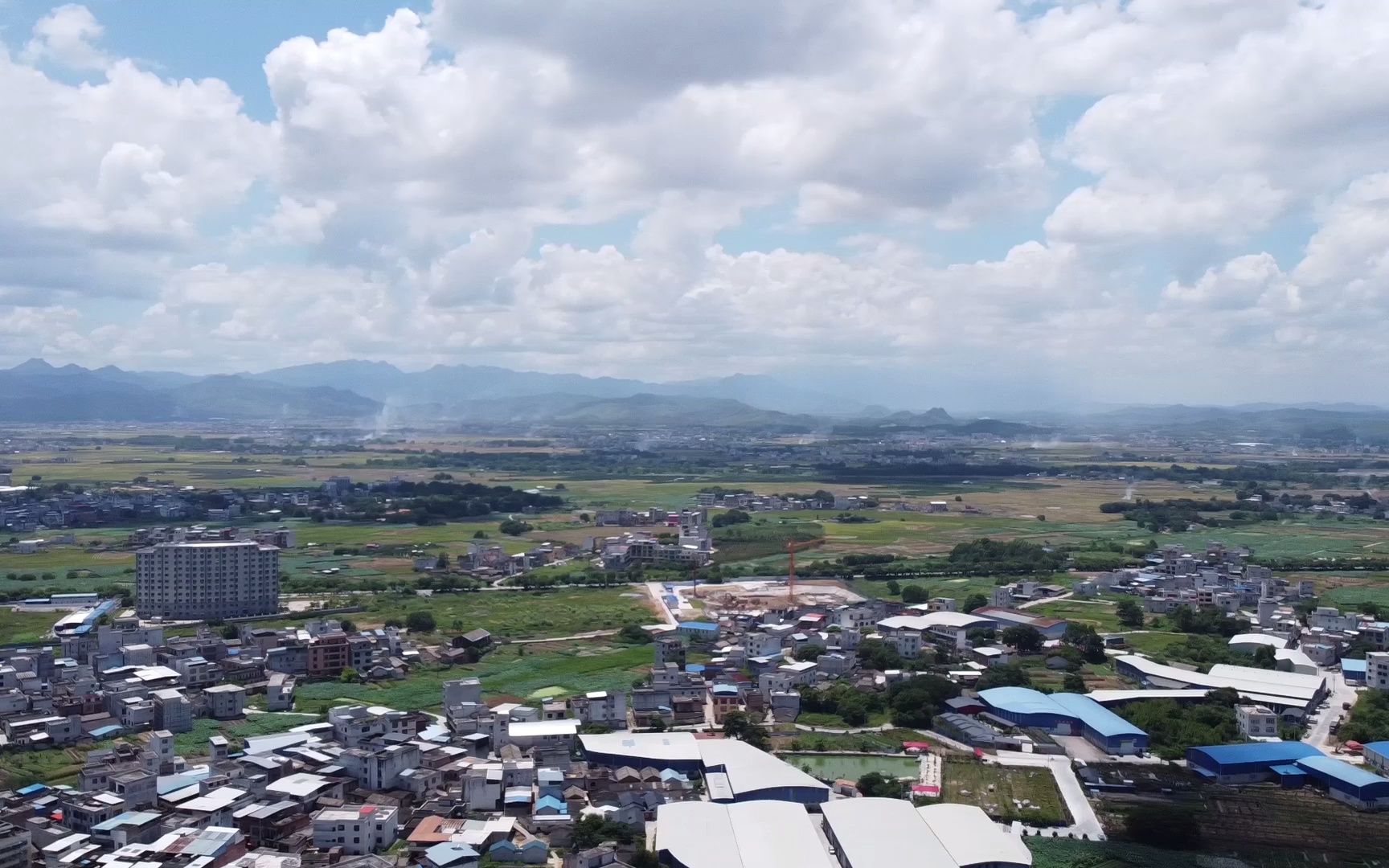 航拍素材 盛夏7月在正午阳光下环视宾阳县宾州镇中心