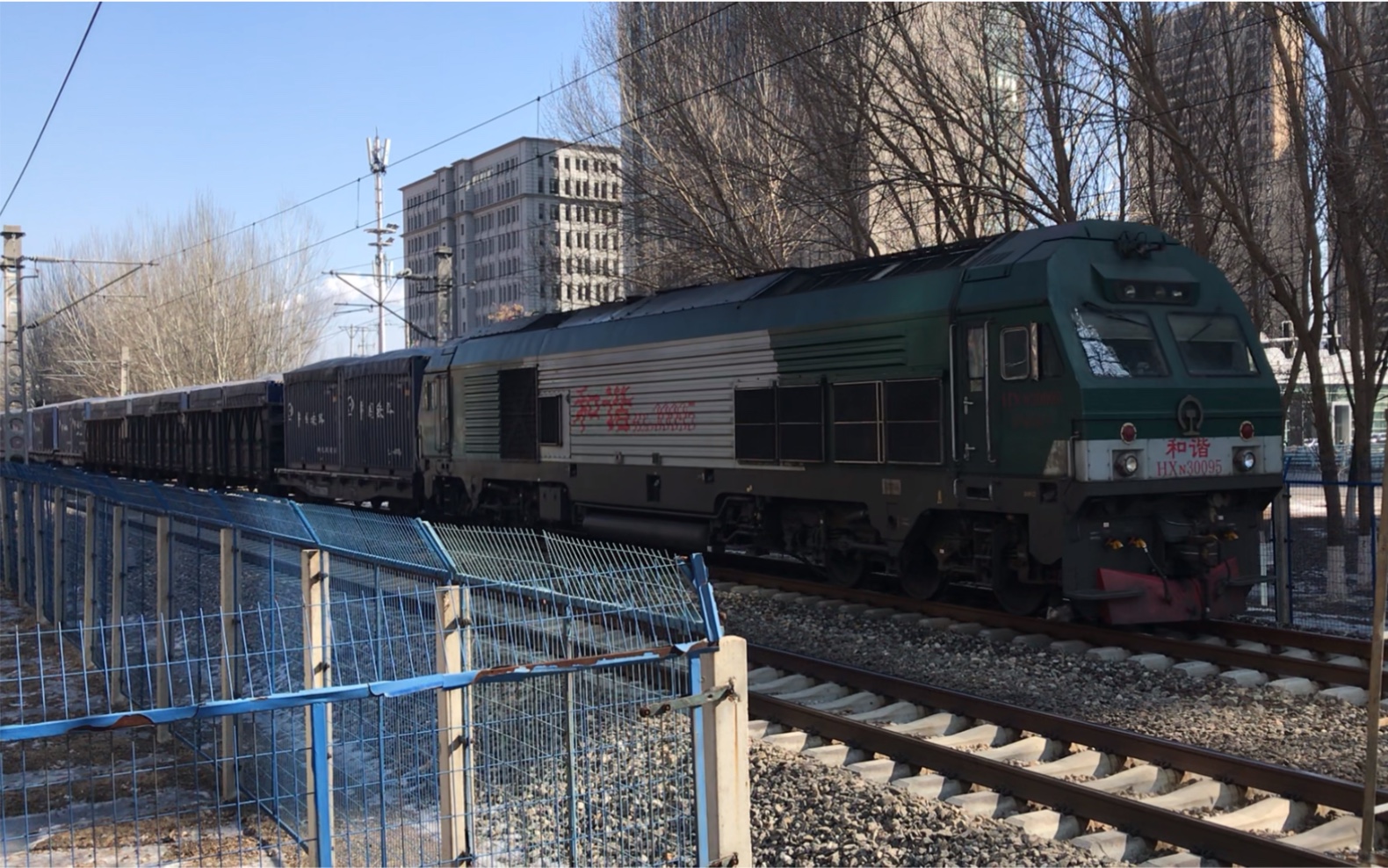 苏抚线沈局梅段hxn30095牵引43182次货物摘挂列车通过(内有接近榆树台