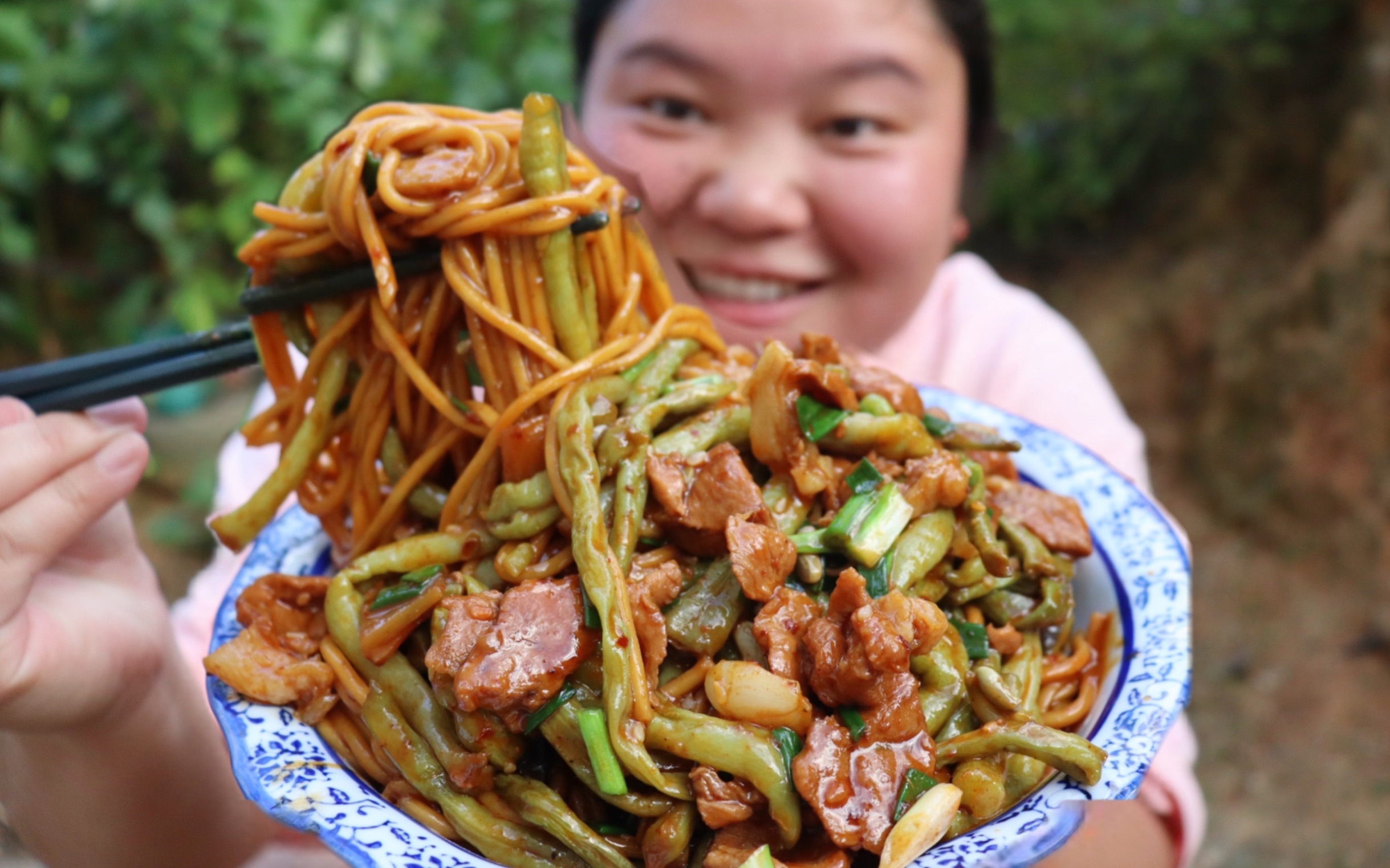 [图]小婷去地里摘豆角，做香喷喷的豆角焖面吃，好吃又营养