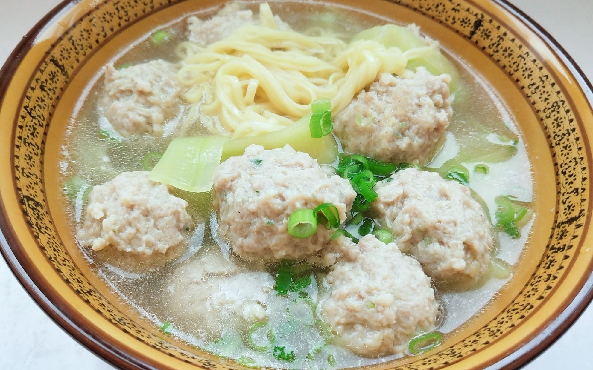 想吃肉丸子汤面不用出去买,教您在家自己做,汤鲜味美,做法超简单