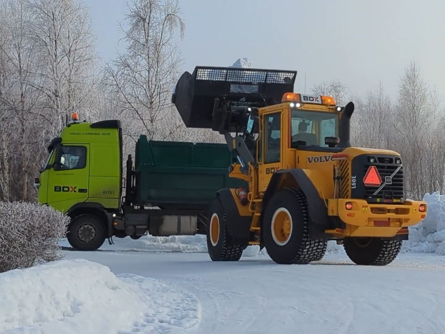 沃尔沃l60e轮式装载机铲雪作业