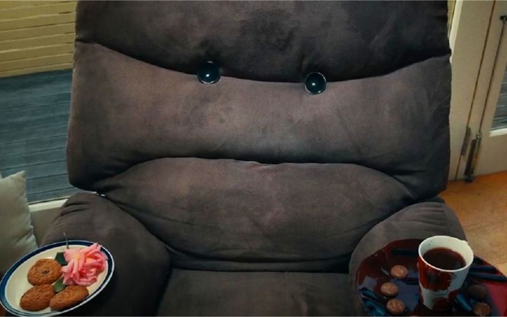 这张沙发为了美女,竟要干掉所有男人,惊悚电影