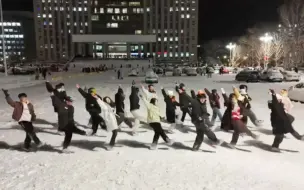 Download Video: 下雪了！大学生雪地里跳Seventeen《今-明日世界が終わっても-》即使明天是世界末日 我们也要在一起Last Dance