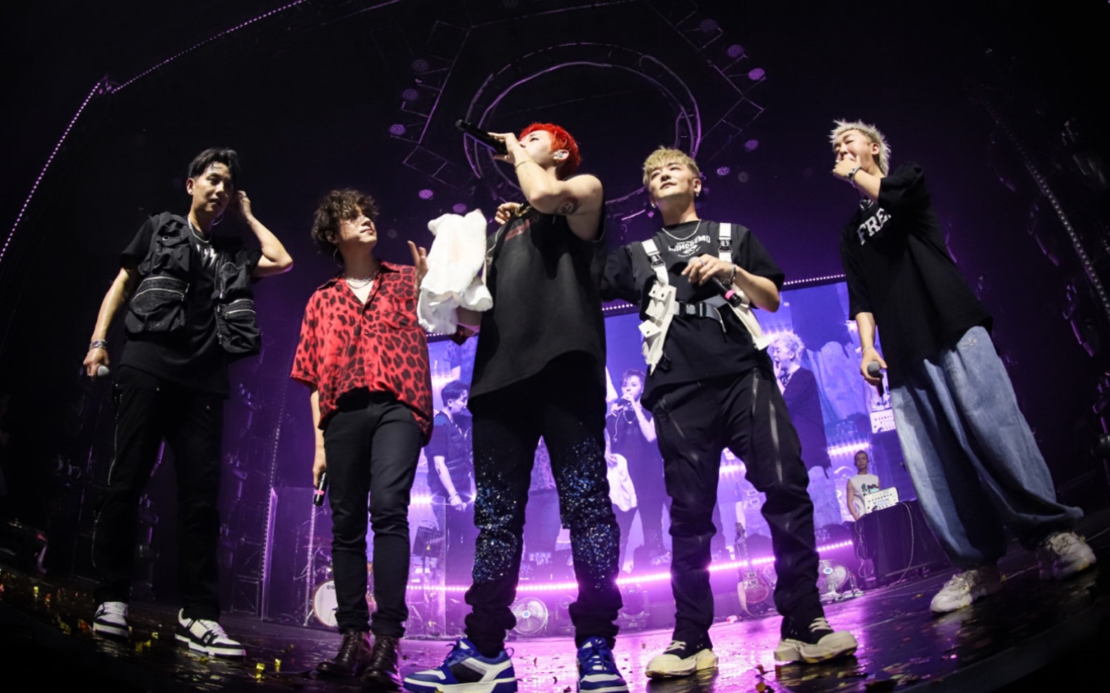 mic符龙飞耀乐团瓦耀怂疑似未发表的mv流出来了不是假的整活而已