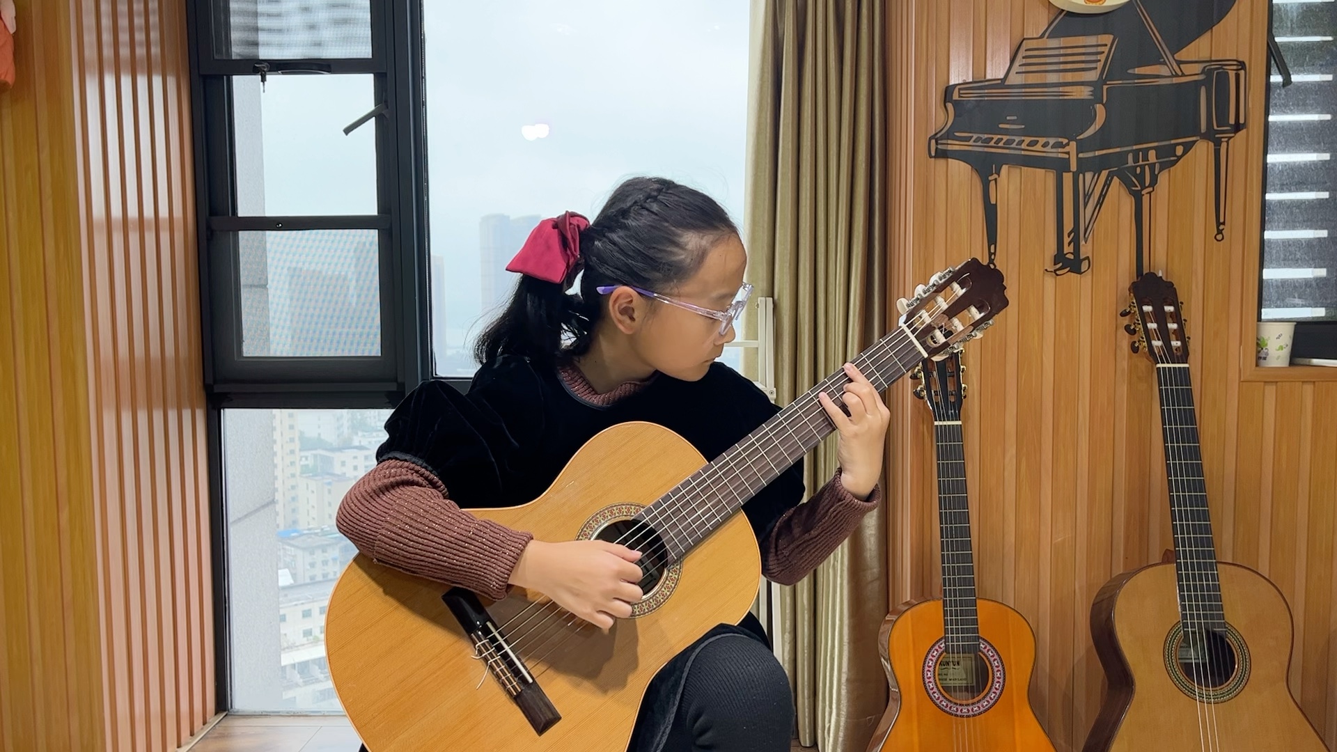 小女孩真的适合弹古典吉他,温文尔雅