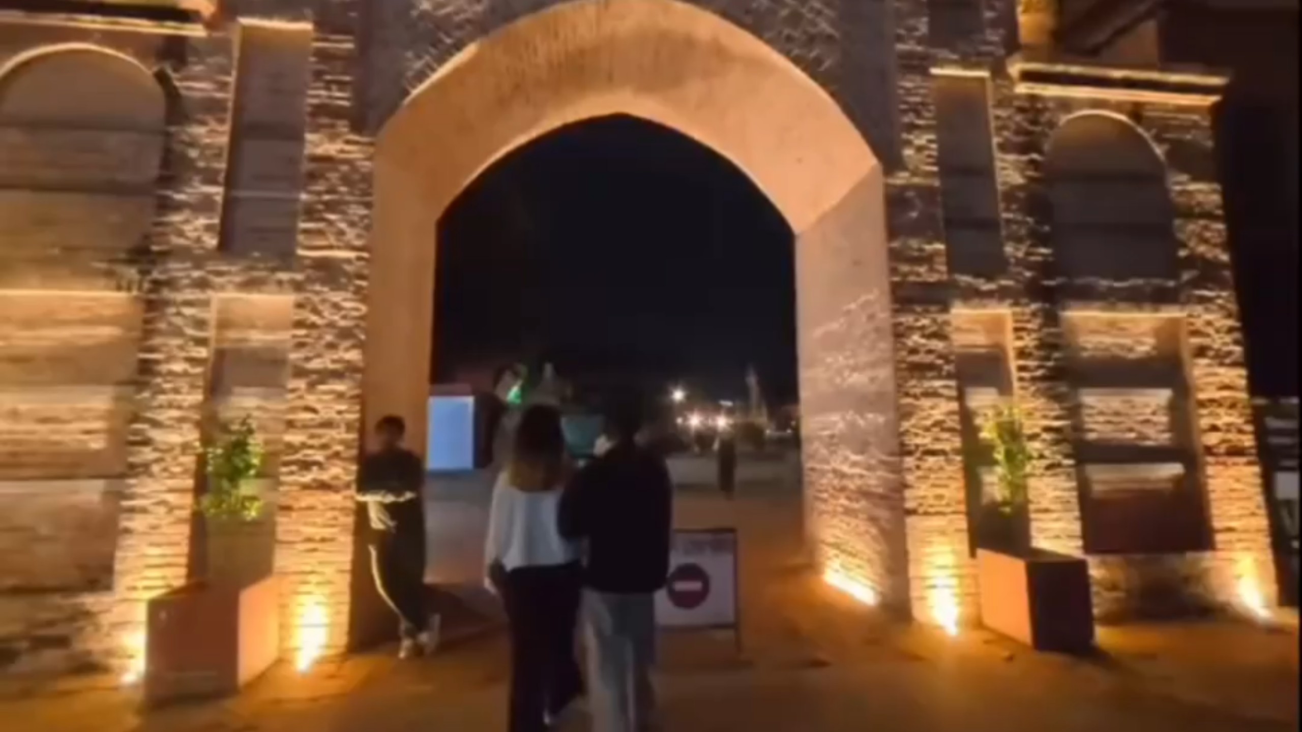 在尼泊尔巴德岗杜巴广场，出现了一种令人不解的现象：所有游客都可以免费进入，包括欧洲人，唯独中国游客被工作人员拦下