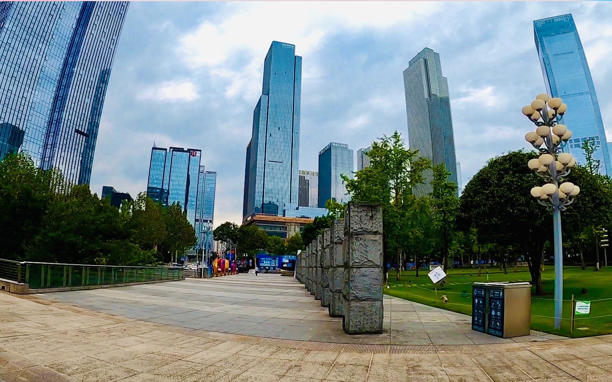 自驾游重庆,实拍江北嘴中央公园,上有江北嘴下有陆家嘴有什么不一样