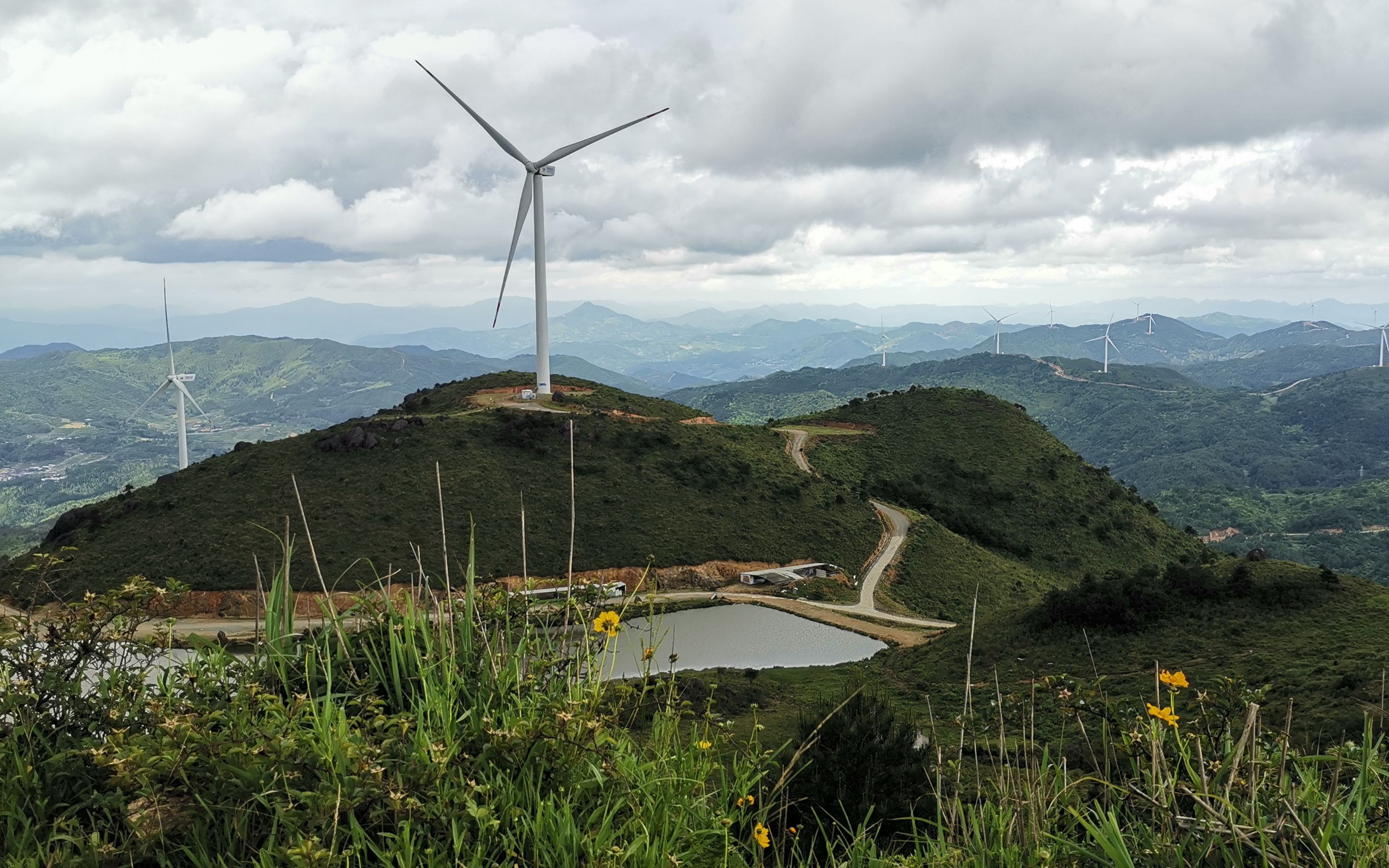 福建古田发现最美丘陵,散落上百架电力风车,吸引很多自驾游前往