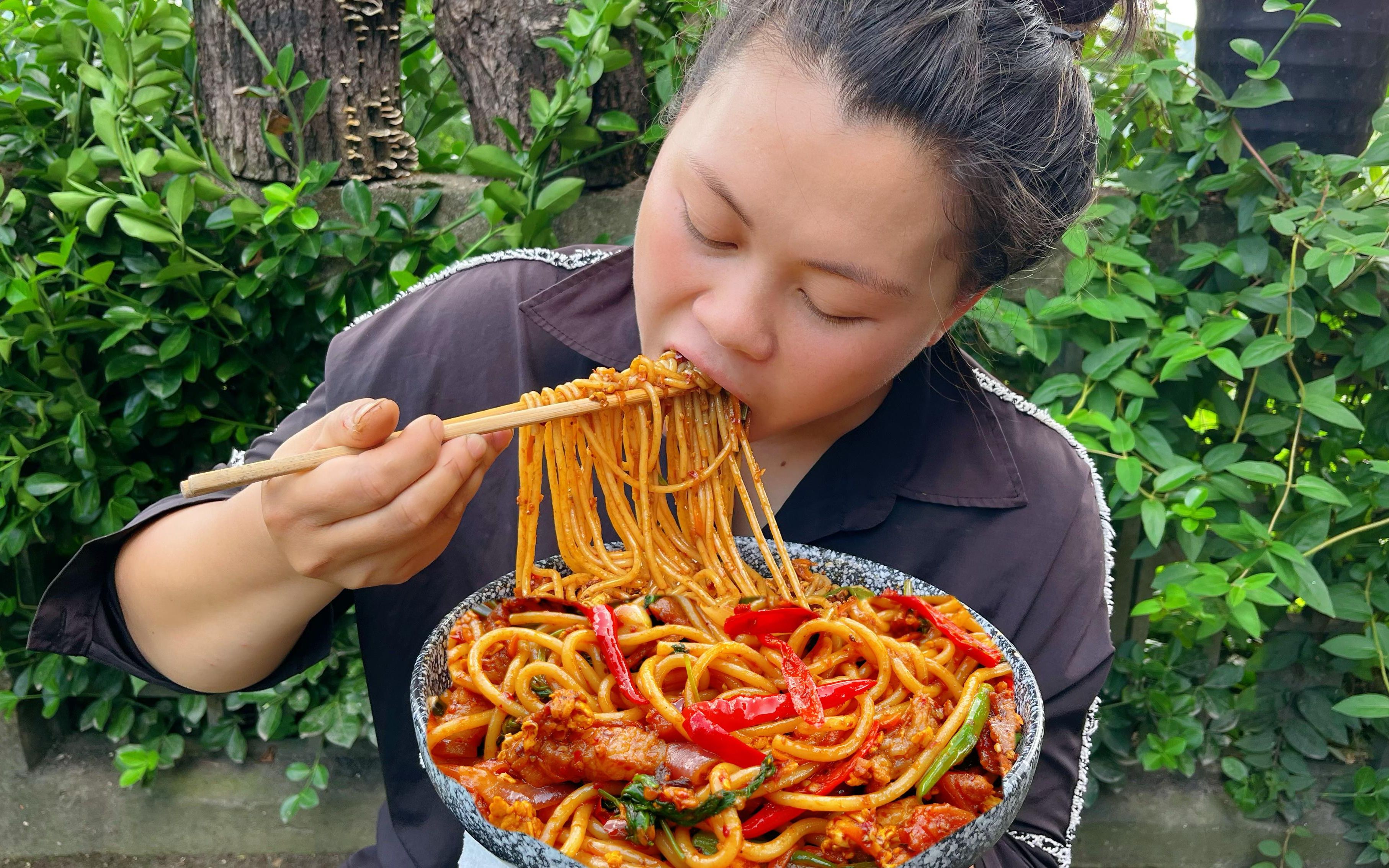 [图]干完活，欧妹简单炒一锅爆辣米粉，配菜丰富一人吃一大碗真过瘾