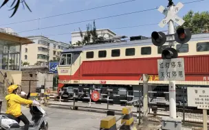 Télécharger la video: 【咸铜铁路】为数不多的电气化铁路道口 SS7C0012牵引7004次通过咸铜线1KM道口