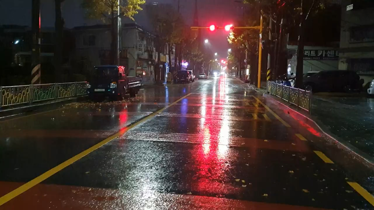 韩国城市街景雨声催眠放松