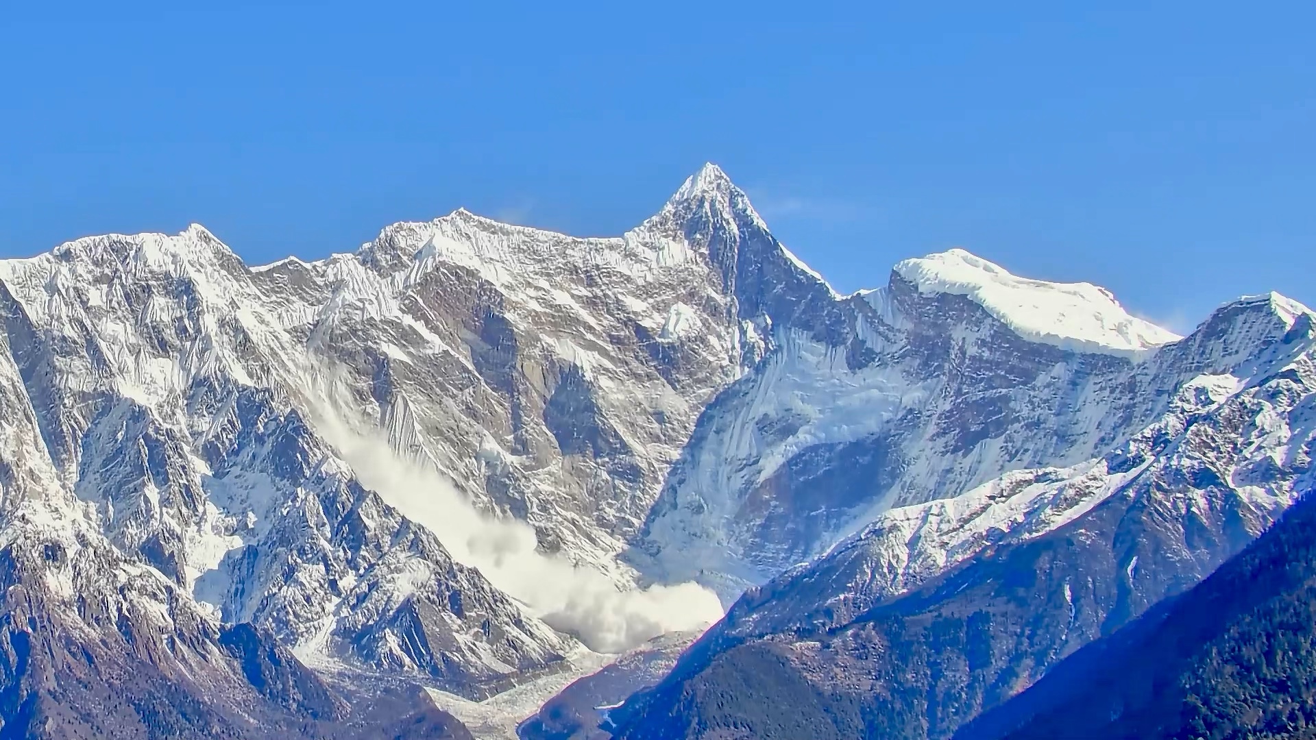 [图]南迦巴瓦峰雪崩，2022-1-17号12:20-12:30，南迦巴瓦主峰下发生一次中型雪崩，持续约9分钟！