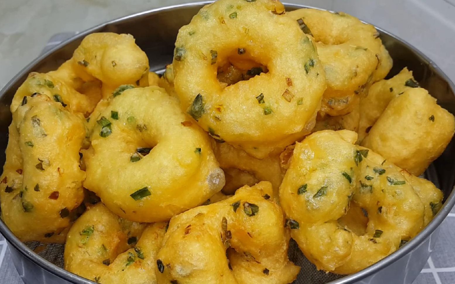 面粉别炸油条了,加3个鸡蛋,做出创意葱油圈,比面包还暄软好吃!