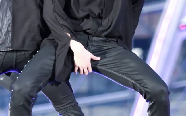 【边伯贤扭胯】【踩点】听说封面选得好……你们就能忽略这渣渣的画质