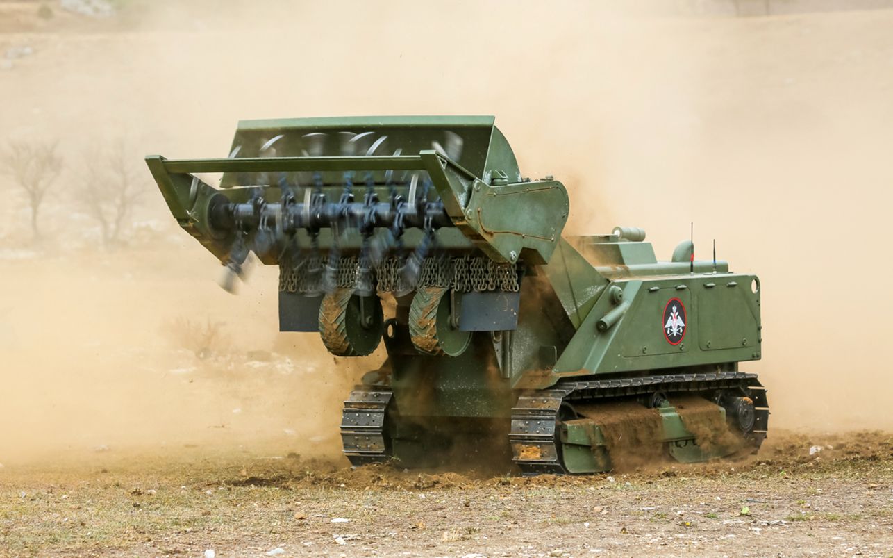 俄天王星6无人车在卡拉巴赫地区进行排雷作业2p