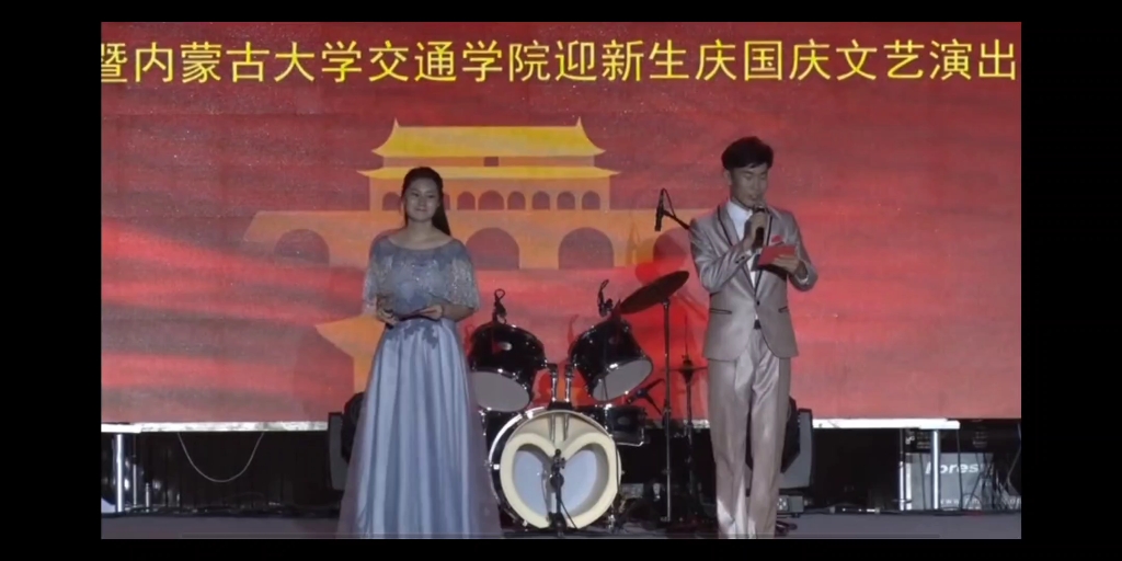 [图]2019年内蒙古大学草原音乐周末暨国庆庆祝大会，耀狼乐队现场演唱歌曲《不再犹豫》