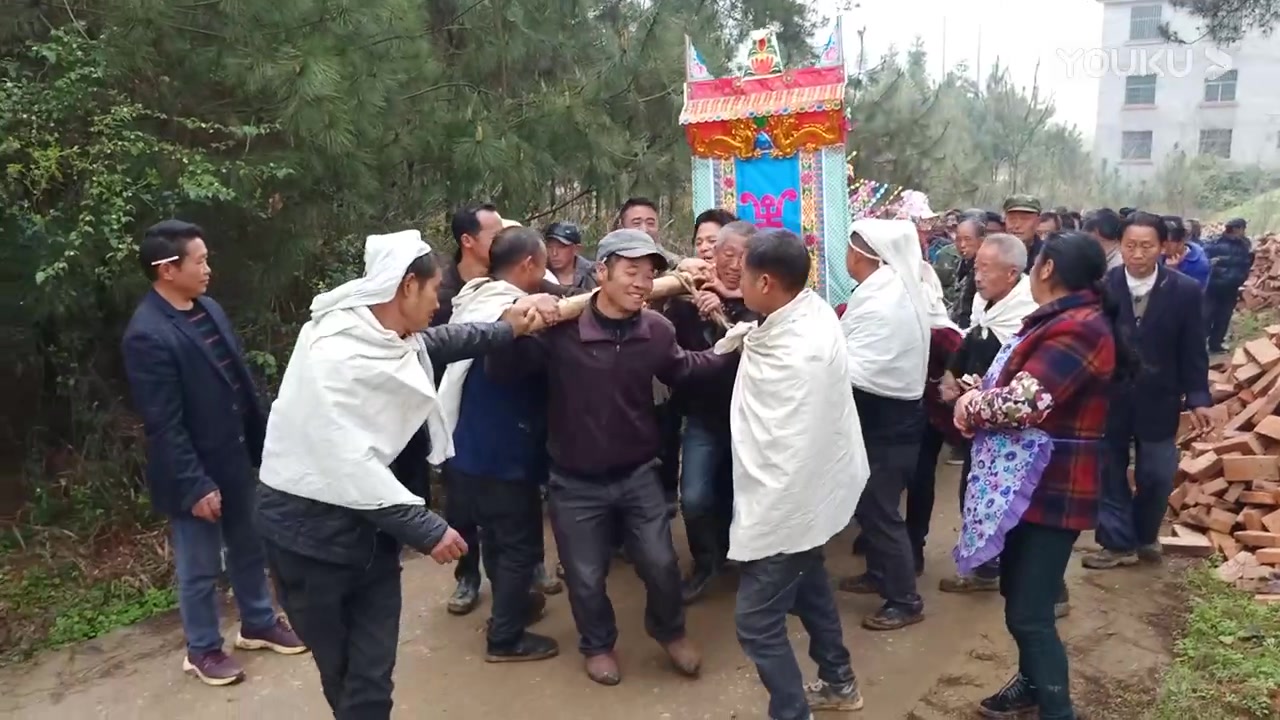湖南隆回县丧事上山出殡孝子们跪在地上迎送