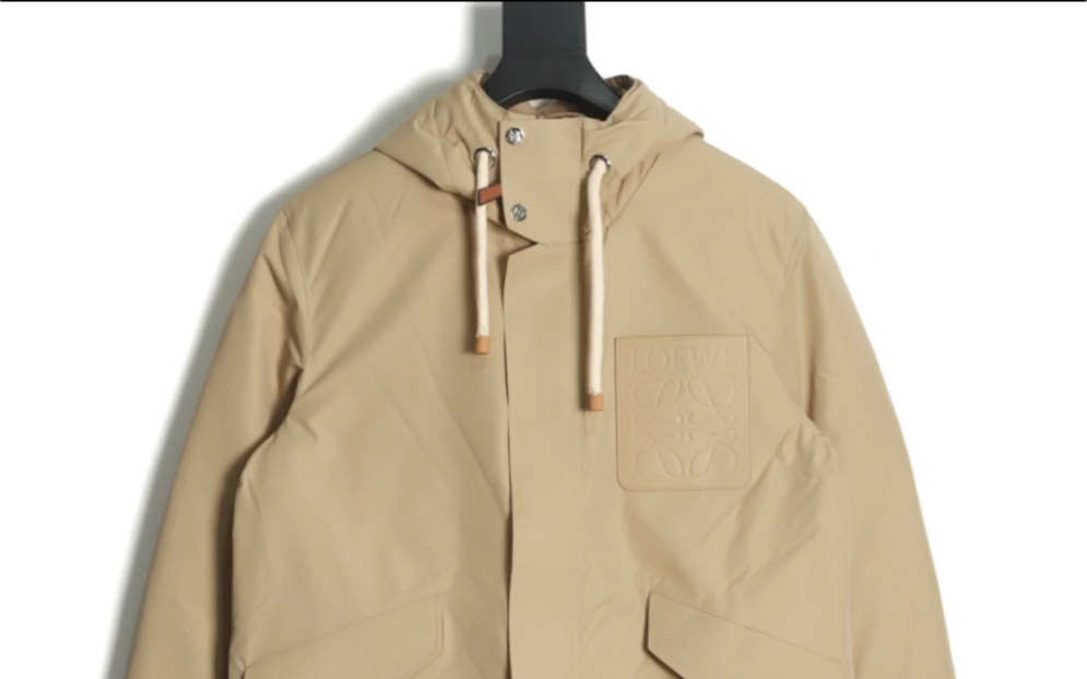 说一下高仿loewe罗意威皮标连帽中长款羽绒服外套客供定制面料,防水