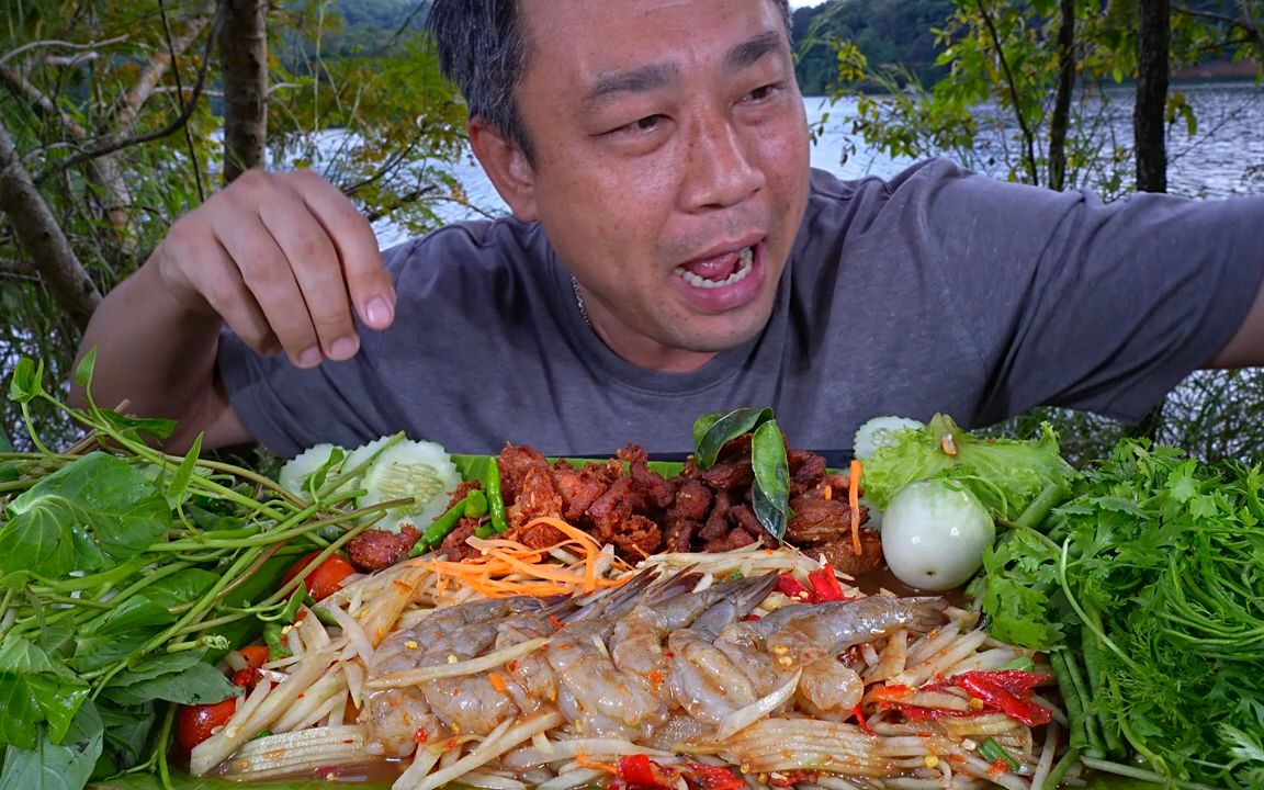 太神奇了,泰国人喜生食虾仁