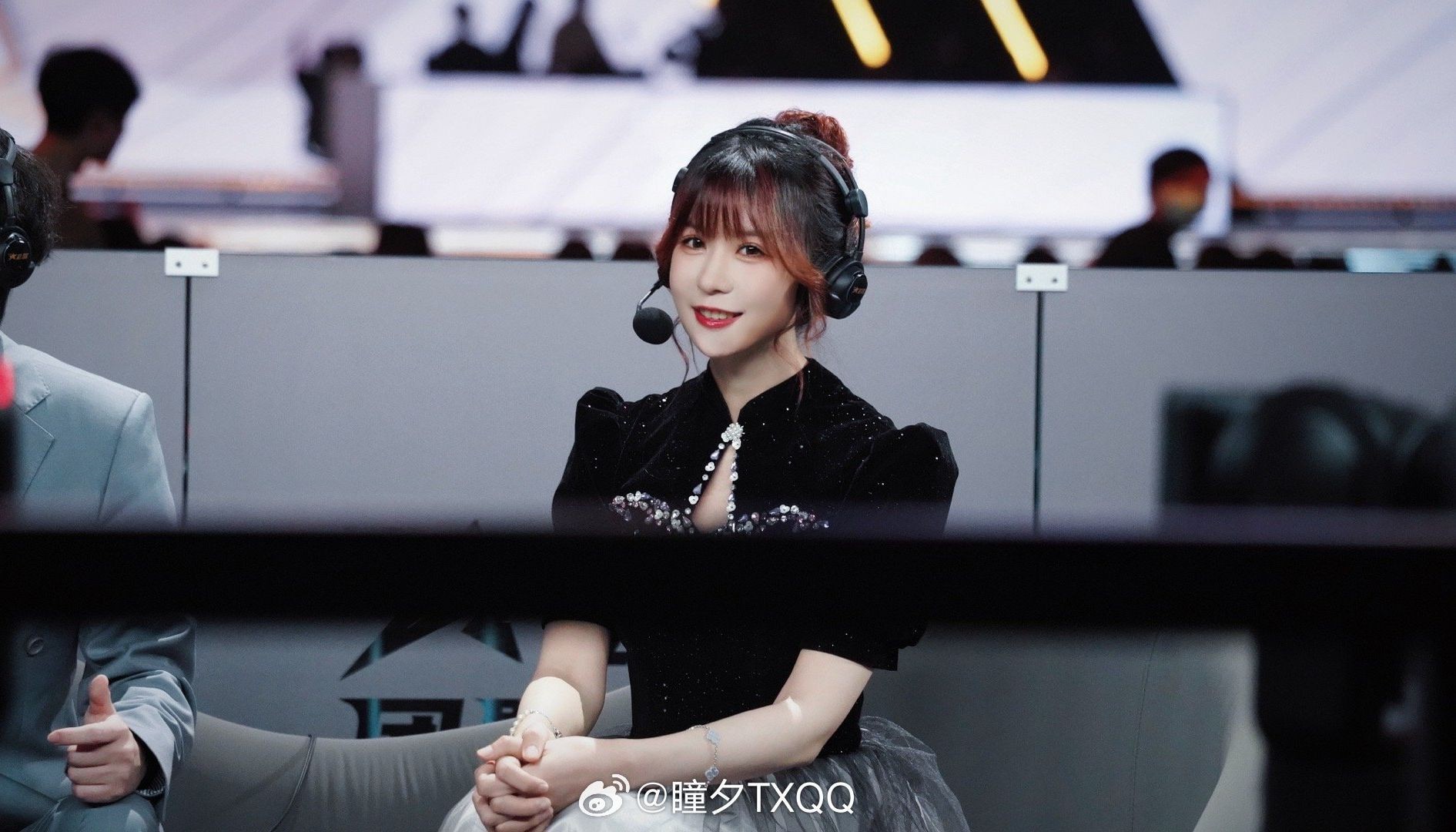 【瞳夕】瞳夕直播锐评瞳夕解说:这女的谁啊?能不能把这女解说屏蔽了?