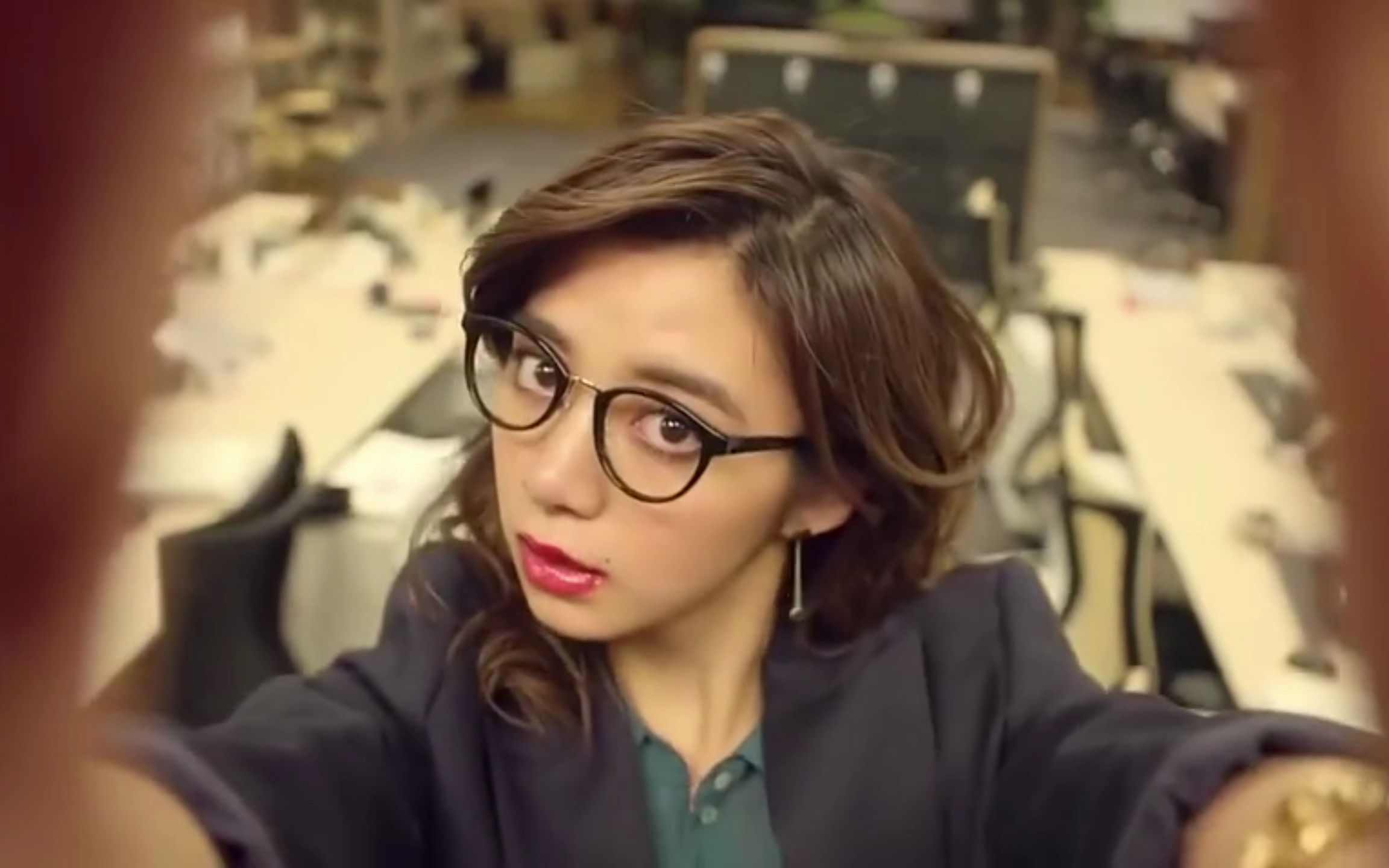 池田依来沙 穿上各种工作服跳舞