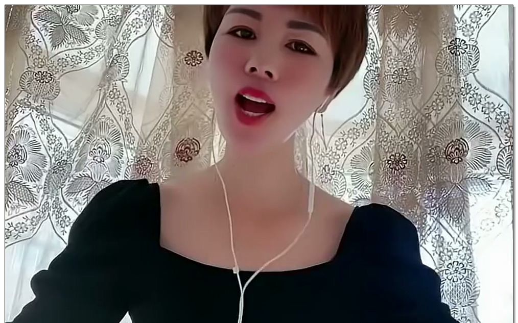 美女唱歌自在洒脱,很有节奏,来全民k歌一起唱吧!