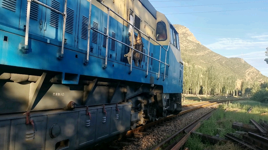 大同地铁df4dd 0283牵引敞车启动通过晋控煤业集团矿山铁路永定庄站