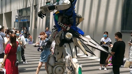 cp28漫展能天使高达高达耸立在大地上