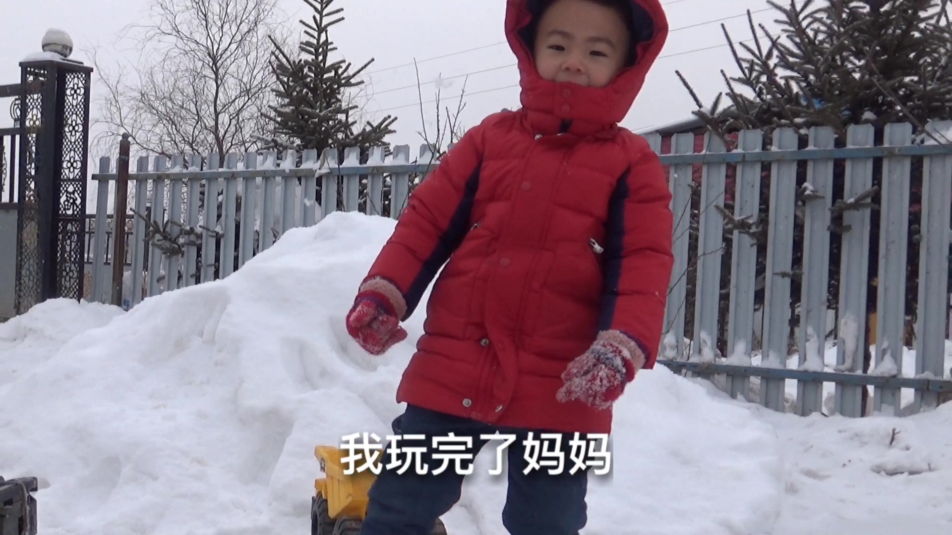 下雪的东北太美了!清晨静谧的小村庄,小宝宝玩起雪来不想吃饭哔哩哔哩bilibili