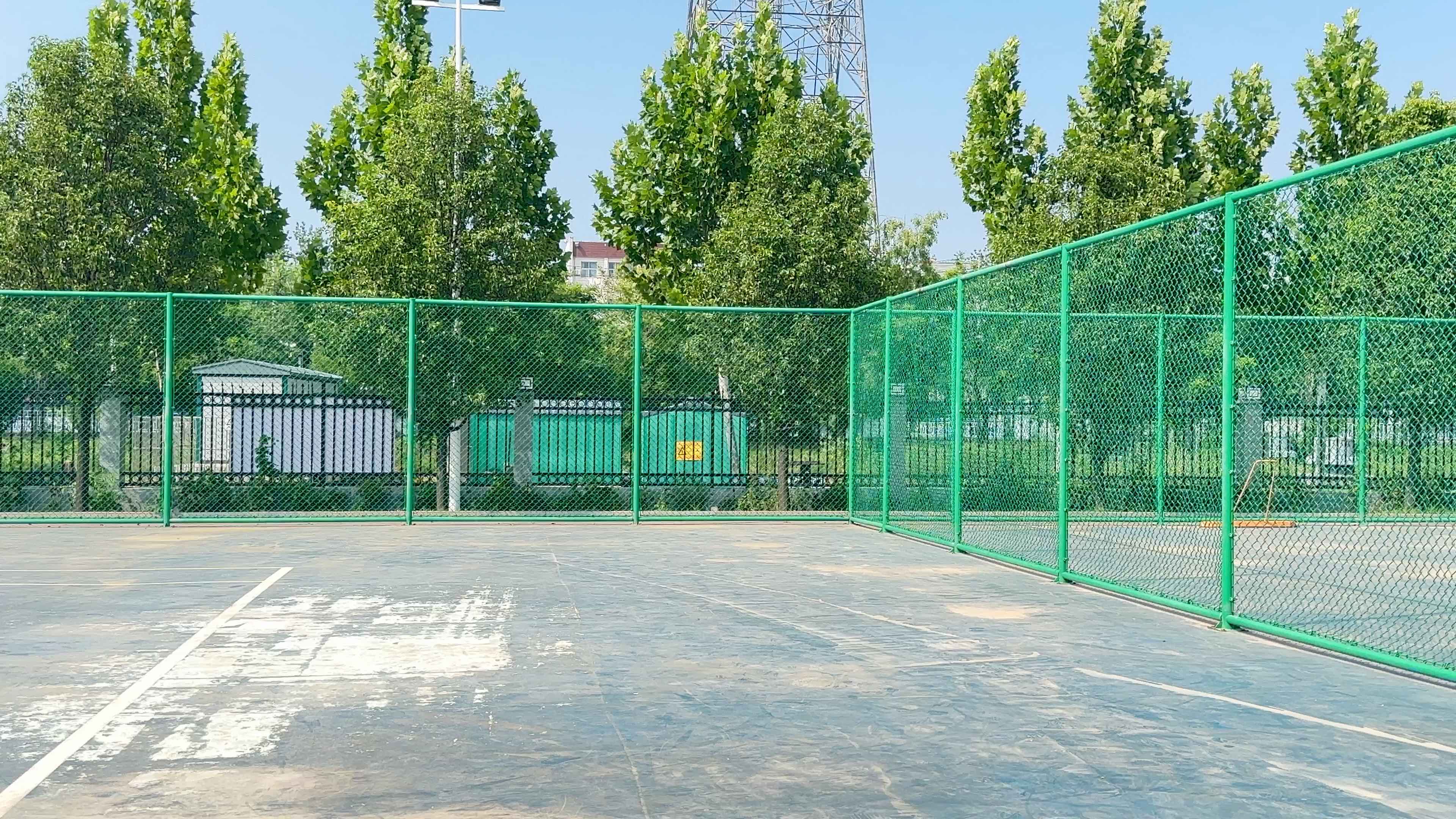篮球场围栏口字型草绿色球场围网安装视频