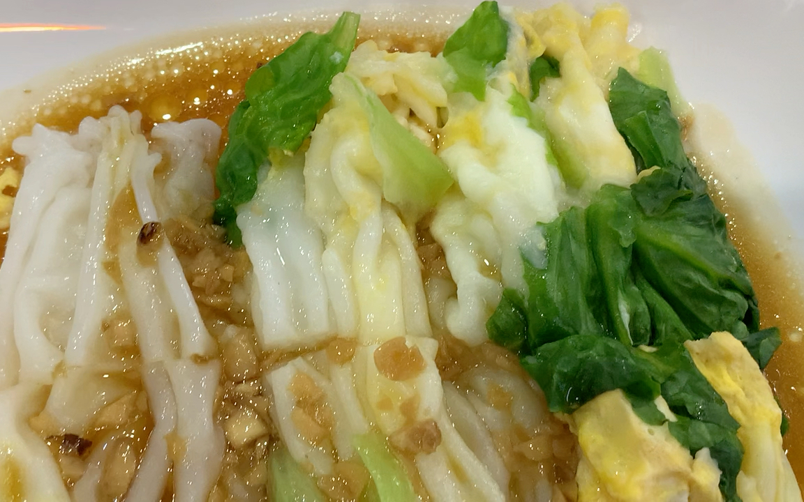 双蛋青菜肠粉,两个鸡蛋加两片生菜,煎蒜末酱汁调香,吃出美味.