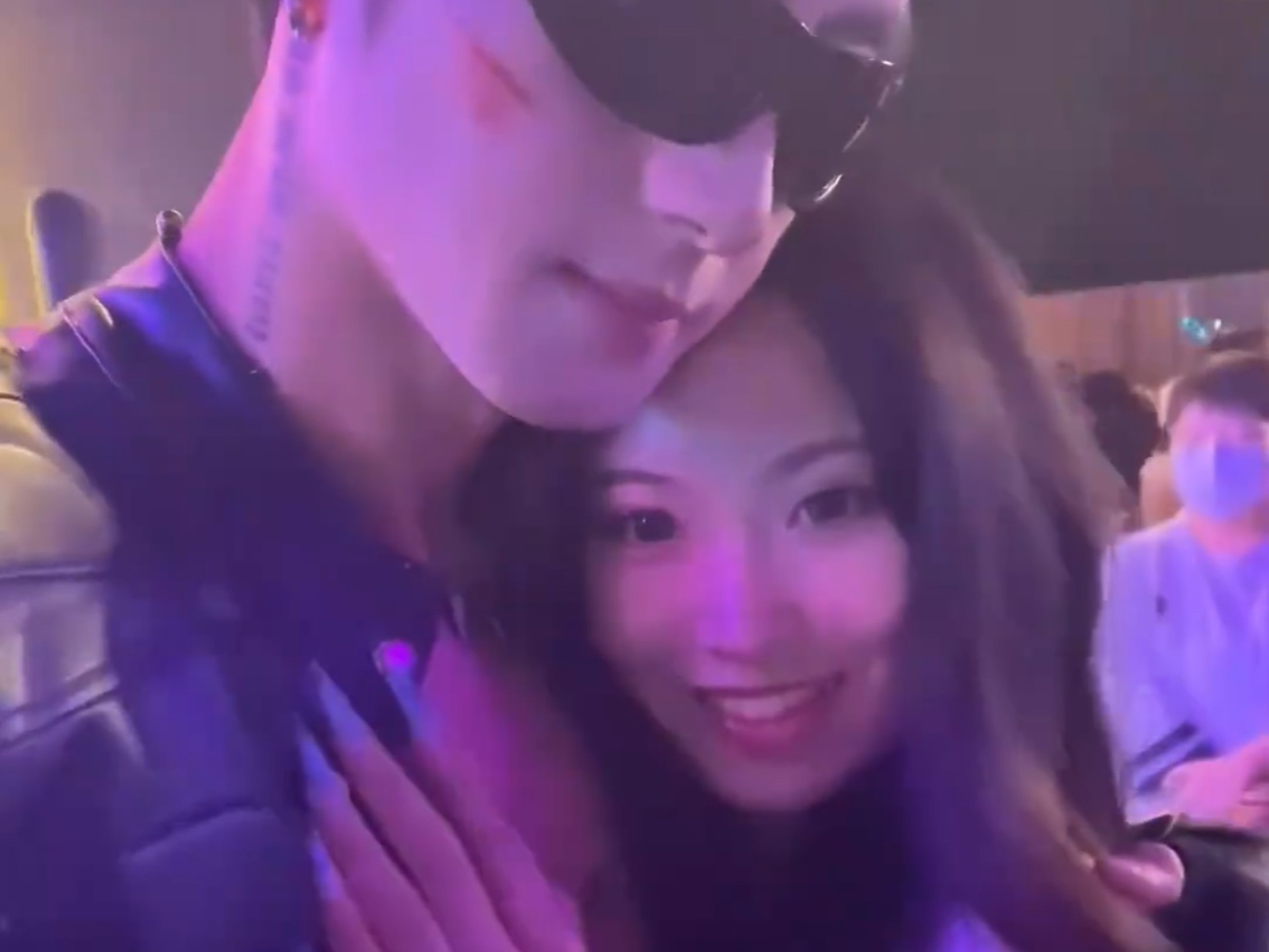 女生欢乐谷与NPC互动，每个帅哥NPC都热烈配合，网友：欢乐谷必有欢乐之处