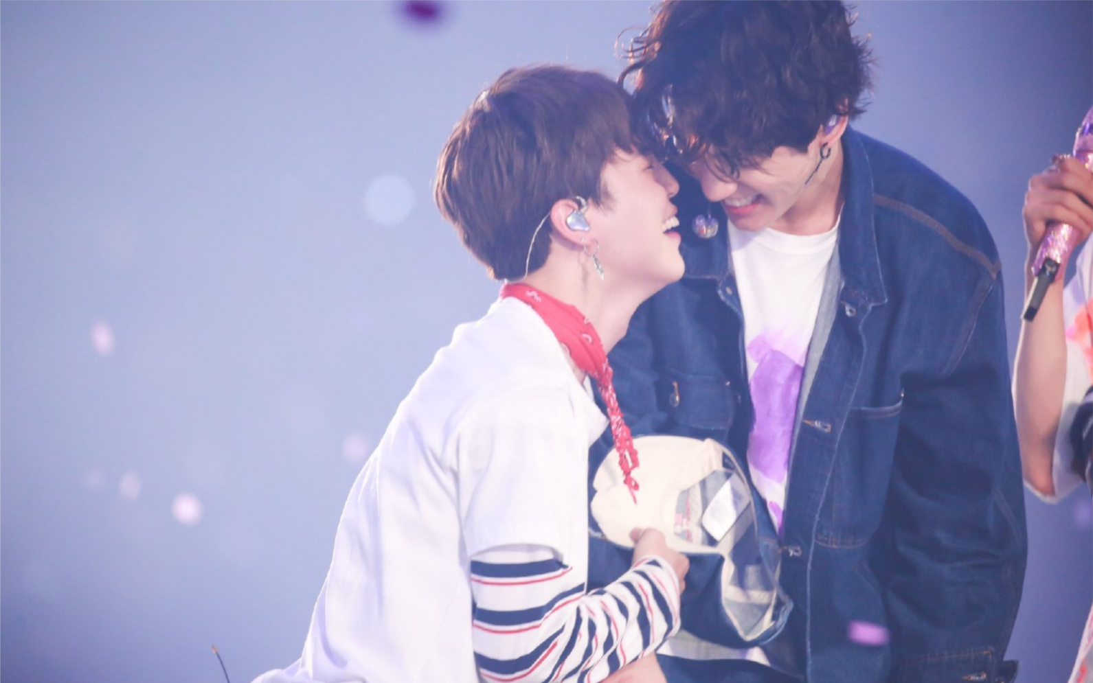 【国旻】南硕发出疑问:你们俩在交往吗?你们这是情侣服吗?