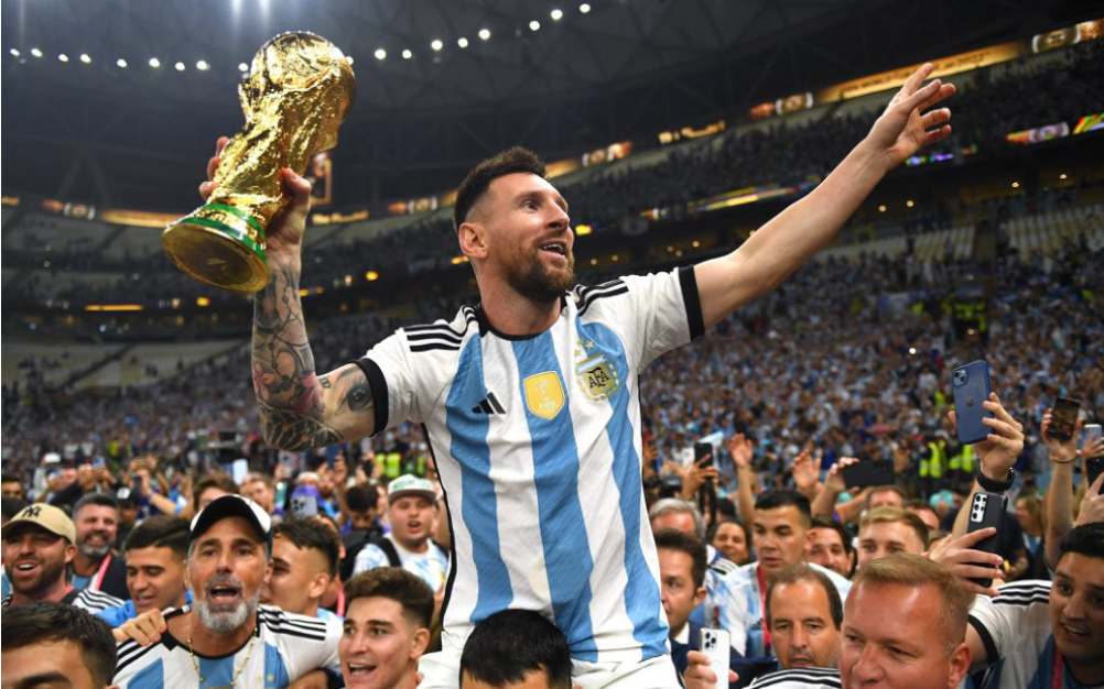 梅西举起世界杯照片中的奖杯居然是假的