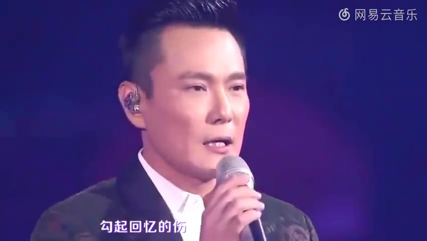 张信哲神情演唱代表作《过火》,台下主持人都哭了,都受过伤!哔哩哔哩bilibili