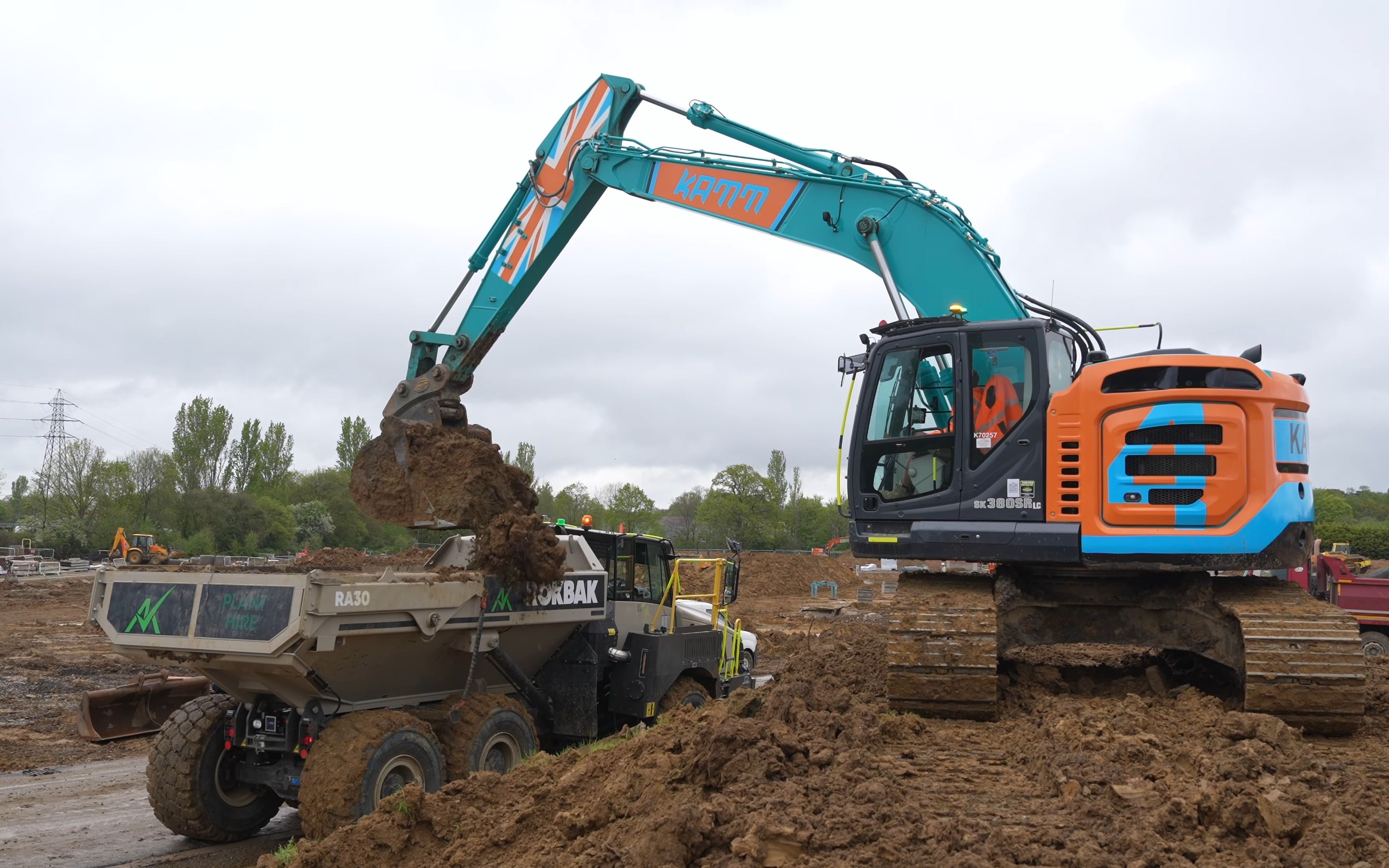 rokbak ra30卡车,神钢sk380sr挖掘机施工装车