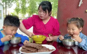 烫一盆黑面，早餐做烫面油馍，煮几碗胡辣汤，油馍泡着汤吃太香了