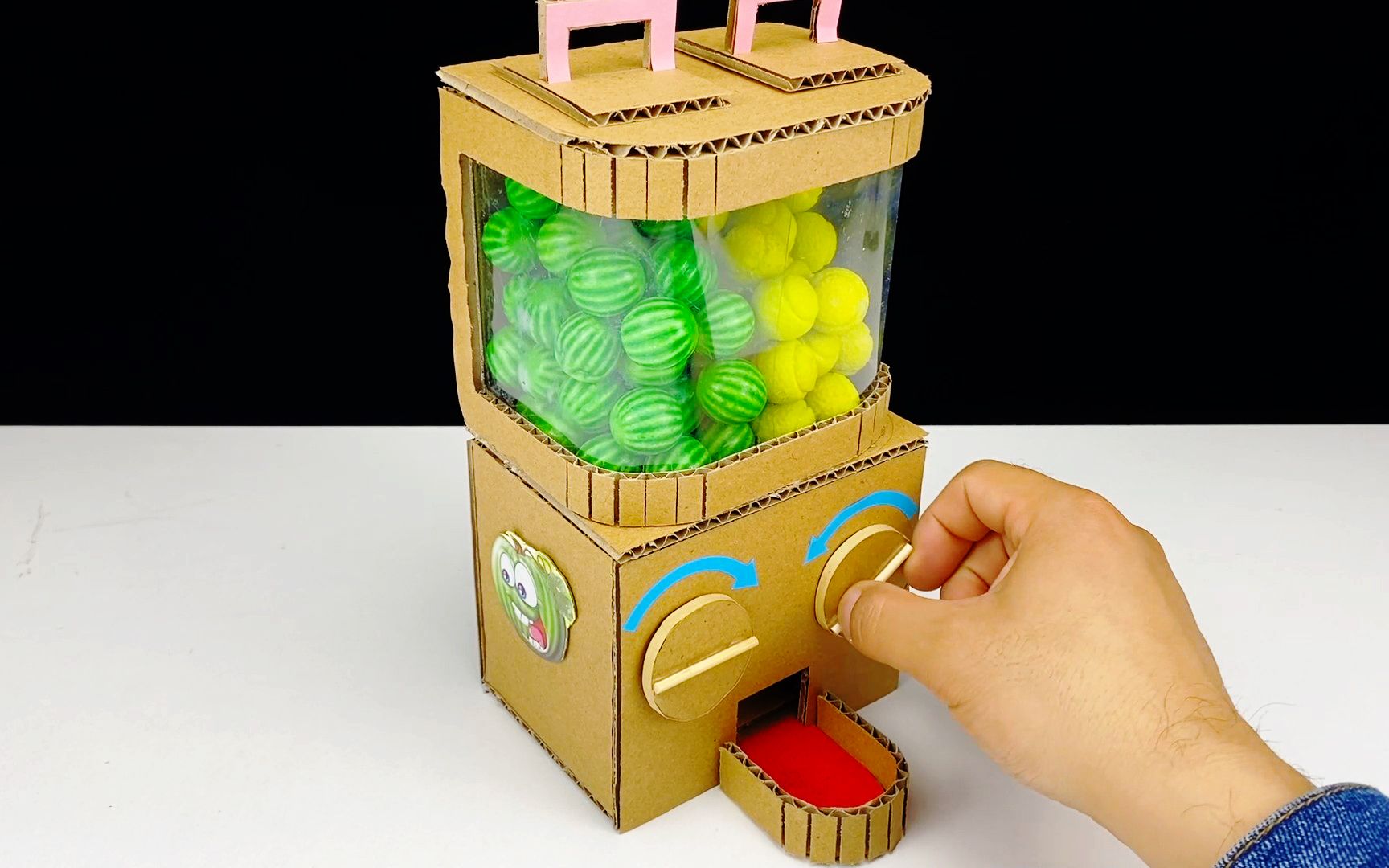 自制好玩的糖果扭蛋机 扭得根本停不下来【zeegear手工】_哔哩哔哩