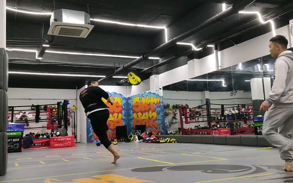 转身后摆腿怎么练速度跟准确度,让人丢东西你踢就行了.