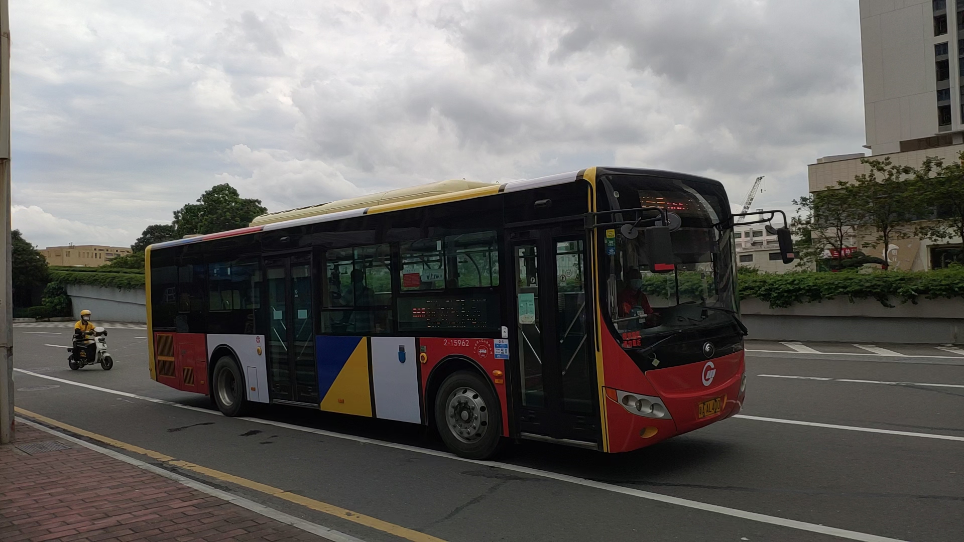 【广州公交】广565路宇通七巧板h10出花地大道中站 宇通lng插电混合