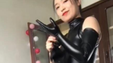 女特工戴上黑色皮手套准备审犯人