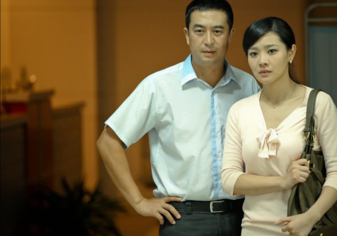 张嘉译原来是二婚,前妻竟是我们熟悉的她,身材颜值不输现任妻子_哔哩