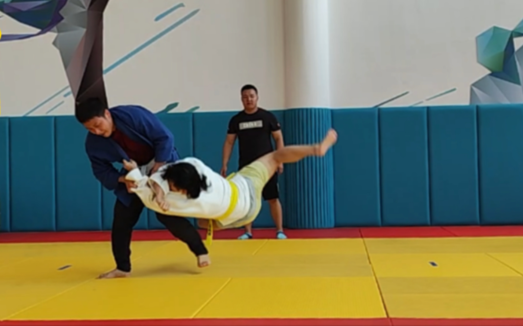 在柔道场上如何运用中国跤技术击败对手