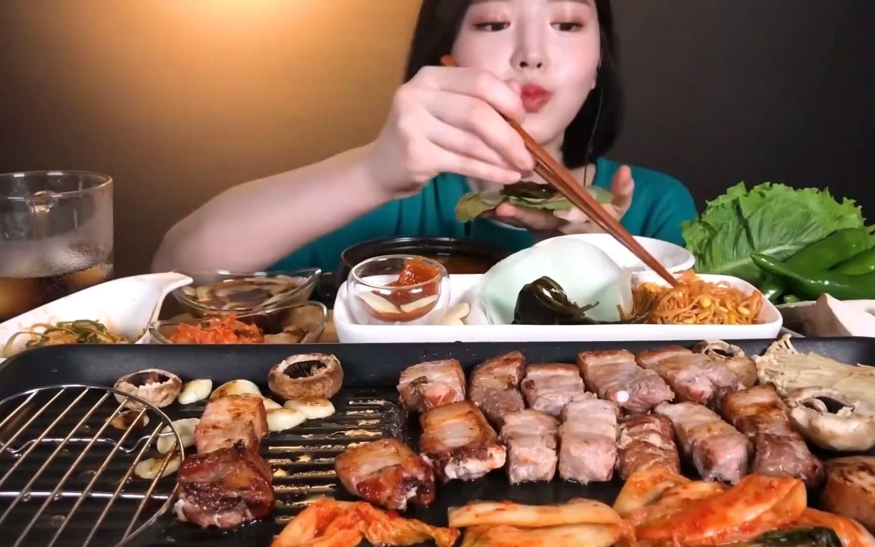 这回是边烤边吃,还有菜包肉哦!
